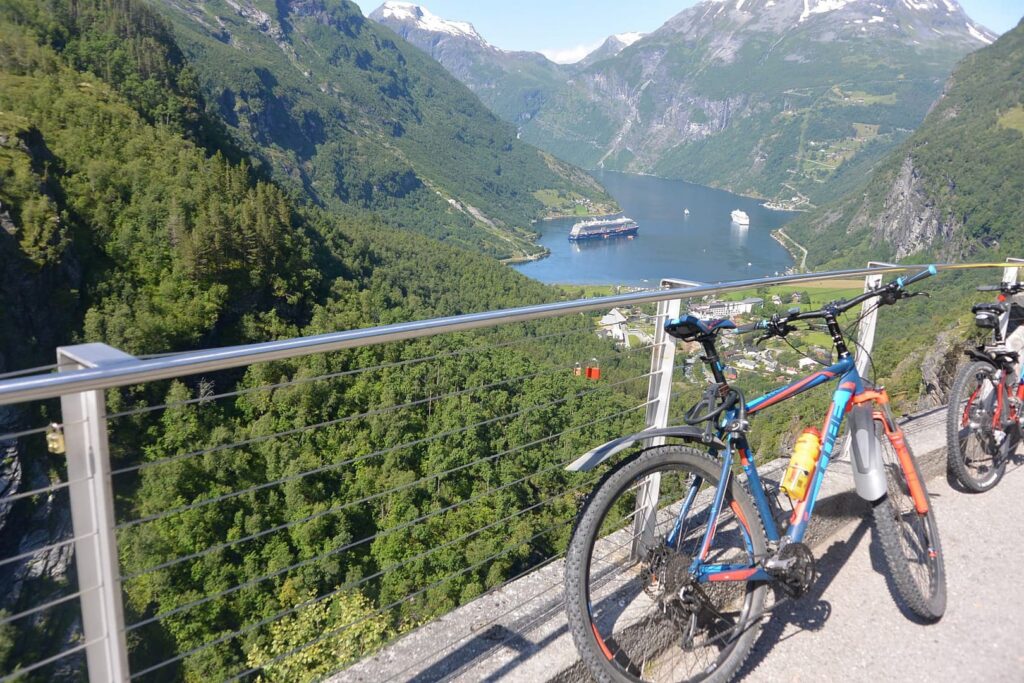 Radreise Norwegen Fjorde - Berg Dalsnibba auf den berühmten Geirangerfjord