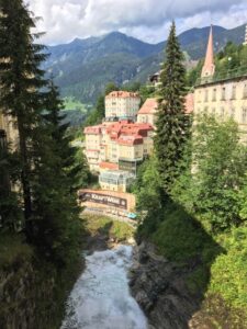 Fluss umgeben von Häusern in Bad Gastein